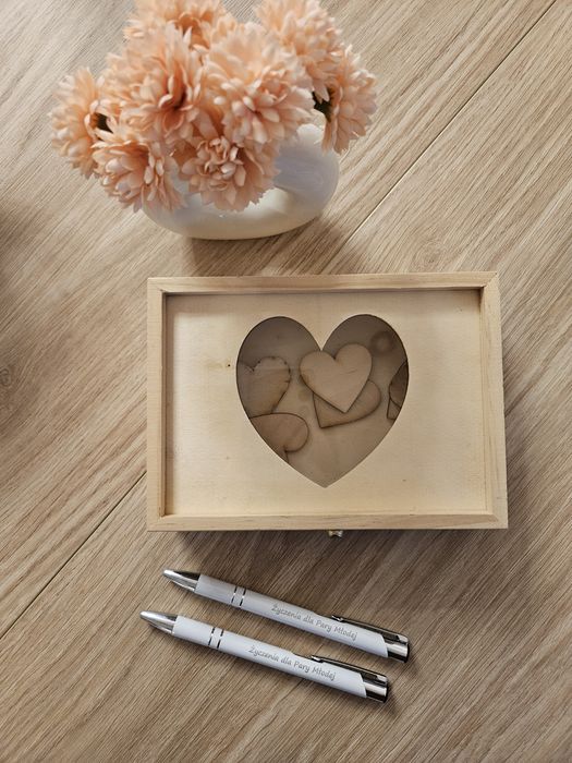 Skrzynka i długopisy życzenia młodej parze