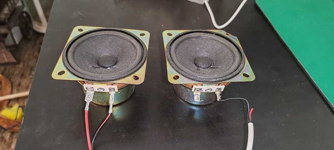 Duas colunas pequenas 7cm com 4 Ohm