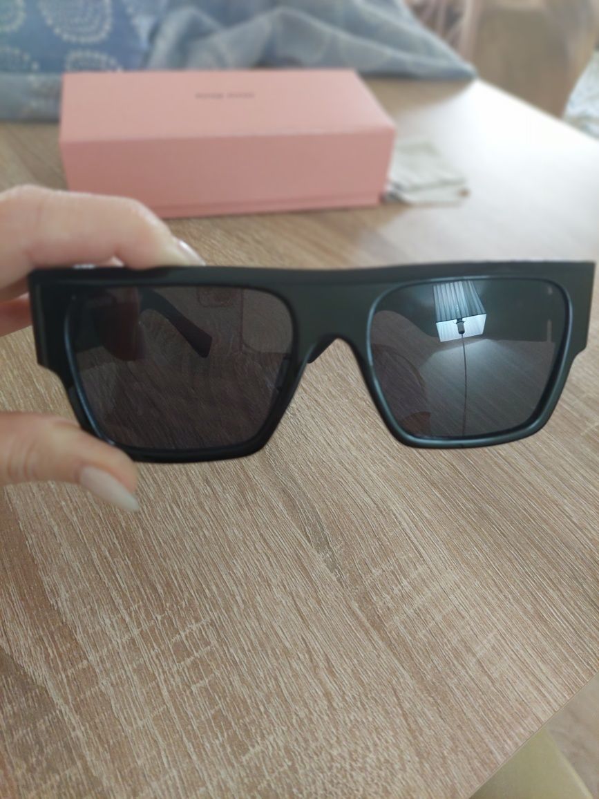 Óculos pretos novos Miu Miu- Promoção