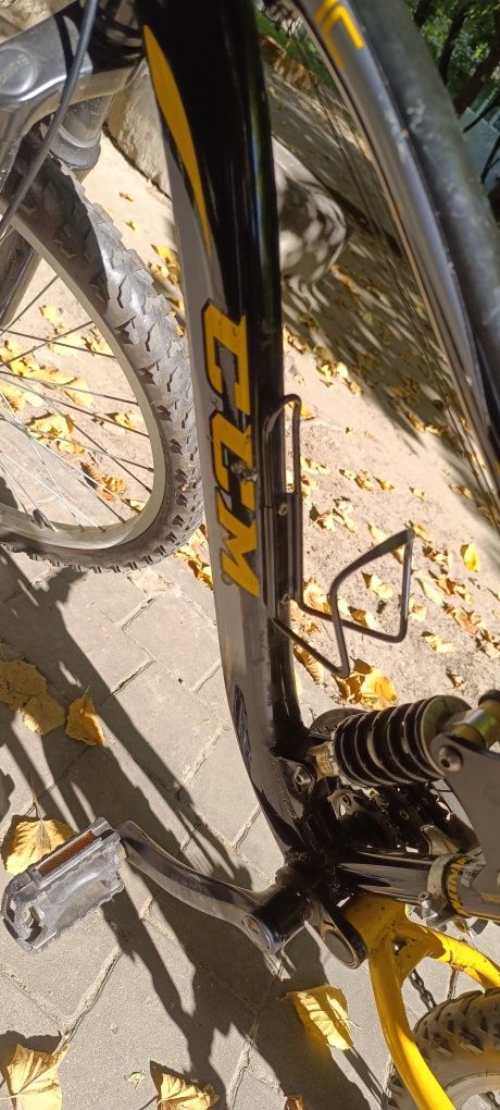 гірський велосипед CCM Static 26" з подвійною підвіскою.