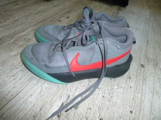 Баскетбольные кроссовки nike hustle, р 38,5 стелька 24,8 см ( UK 5.5)