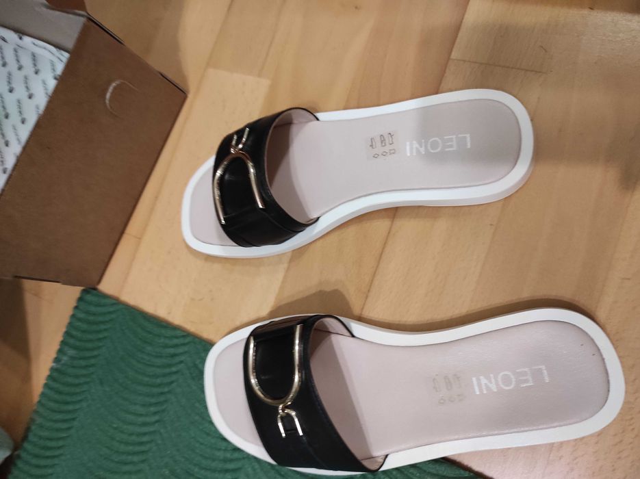 Шльопанці жіночі шкіряні ,колір сіро- годубий, нові.