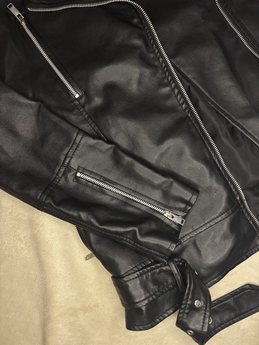 Чорна шкіряна куртка