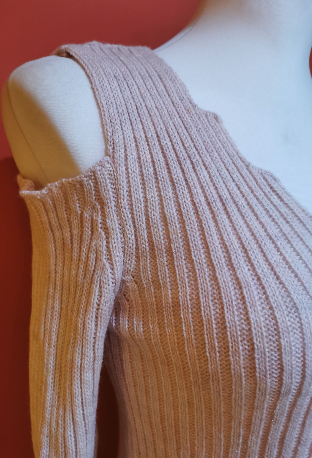 Sweterek sweter dekold gołe ramiona