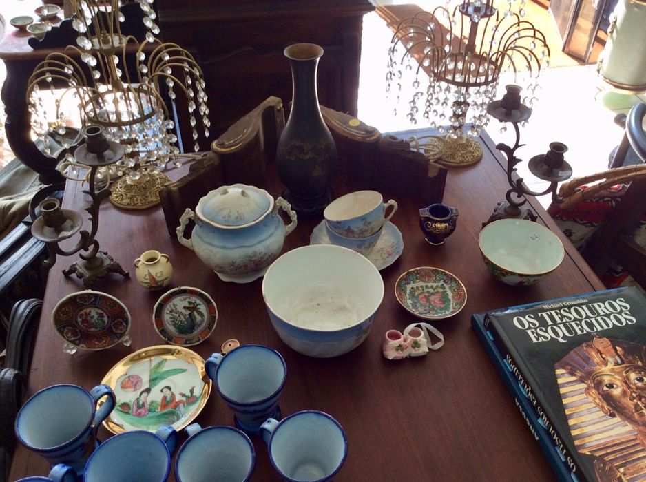Vendo várias velharias (copos, pratos, livros, azulejos antigos, etc)