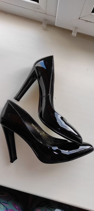 Шкіряні лаковані туфлі для виходу в світ