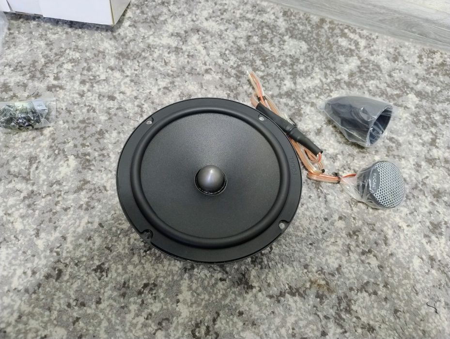 Продам Focal Universal ISU165