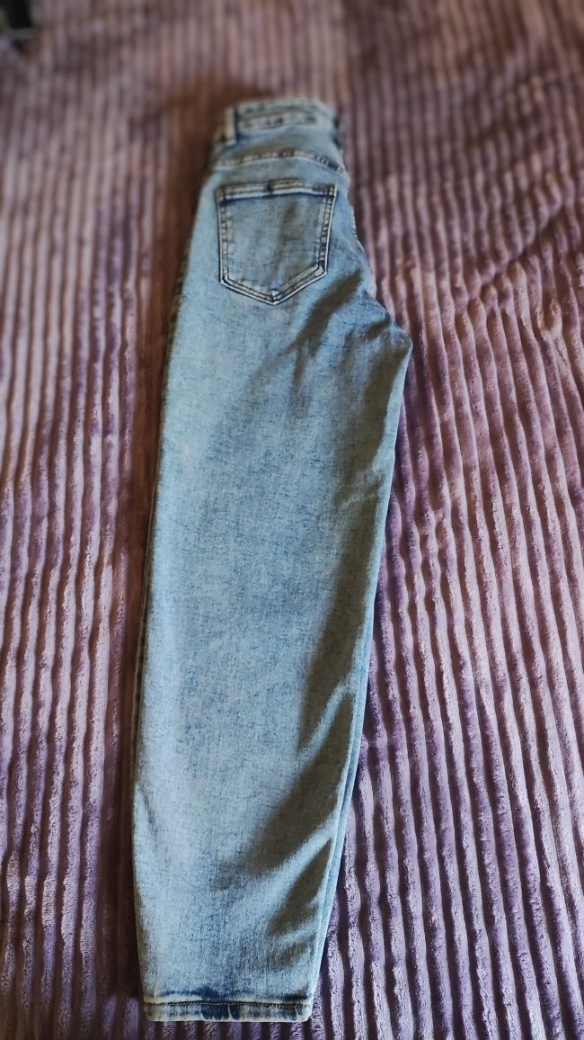 Женские мом джинсы