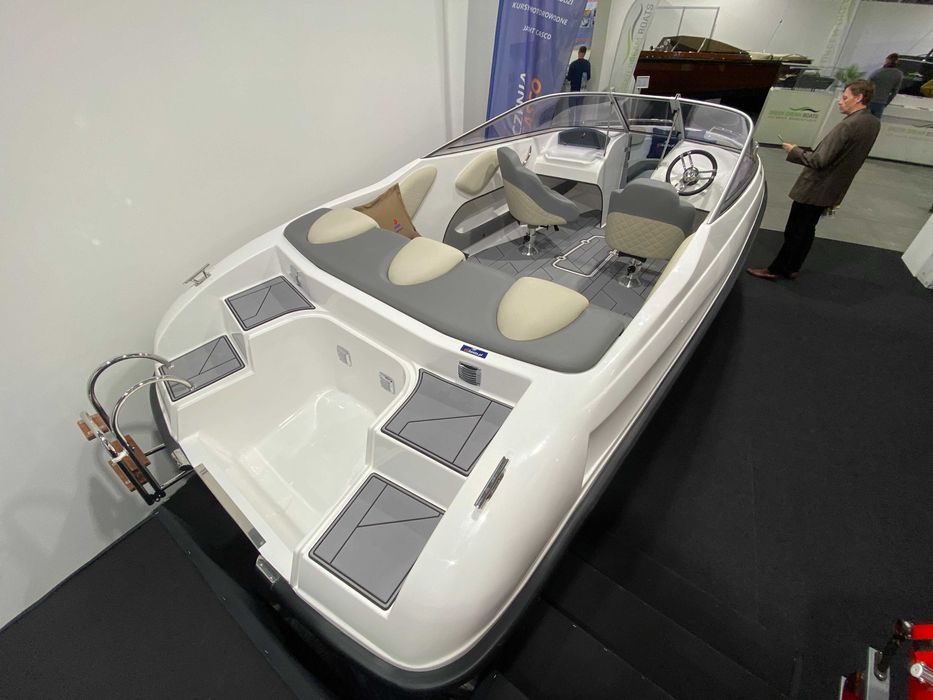 łódź motorowa nowa 630 z otwartym pokładem od mboats