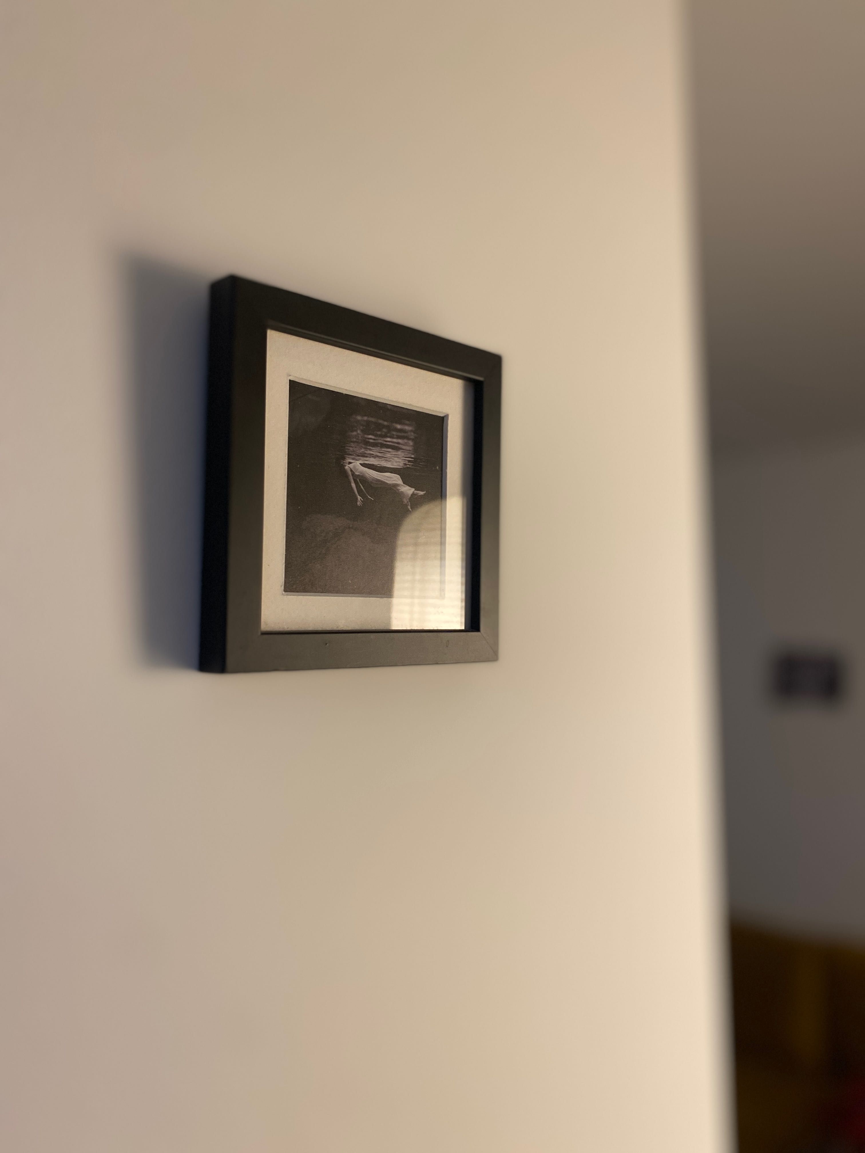 Czarna ramka drewniana ze zdjęciem czarno-białym 12 cm x 12 cm