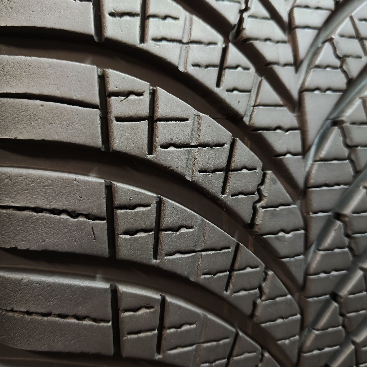 235/45/20 XL Sprzedam komplet opon całorocznych Goodyear