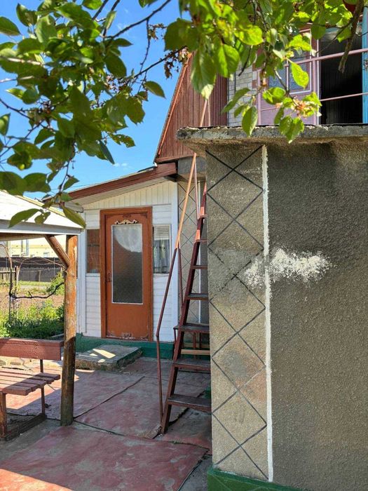 Біля будинку затишна бесідка, де  можна смажити шашлик .Лезнево.