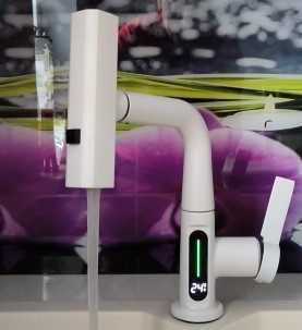 Bateria biała stojąca z wyświet. temp wyciągana wylewka,3 tryby strumi