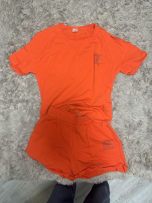 Літній костюм футболка та шорти яскравого червоного кольру