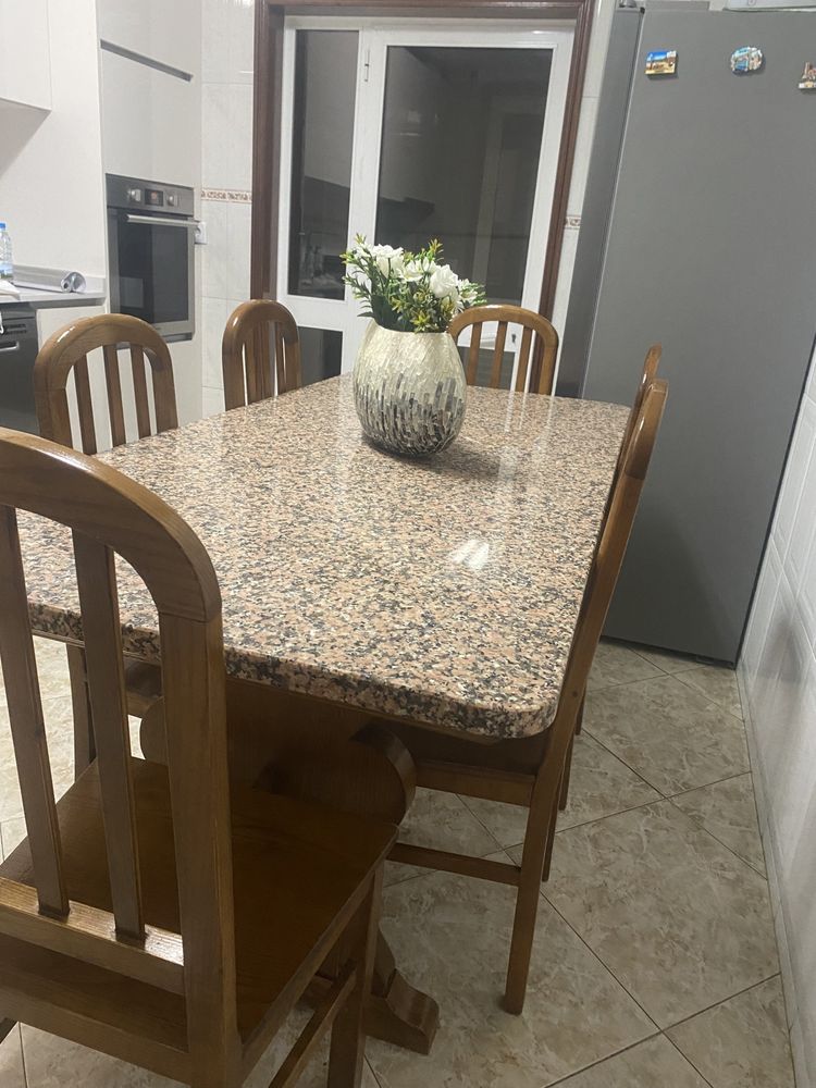 Vendo mesa mais cadeiras