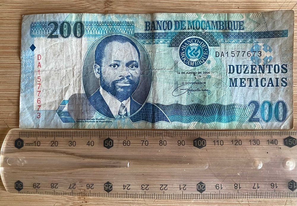 Duas notas de Moçambique - 200 meticais e 100 meticais