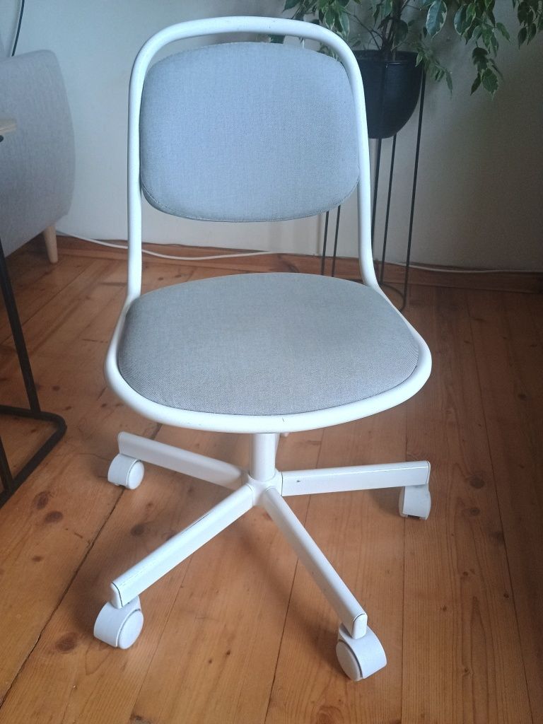 Biurko i krzesło obrotowe dla dziecka Ikea