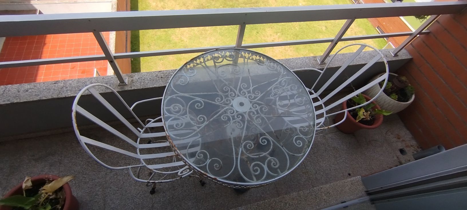 Para desocupar. Mesa e duas cadeiras em ferro, excelente preço