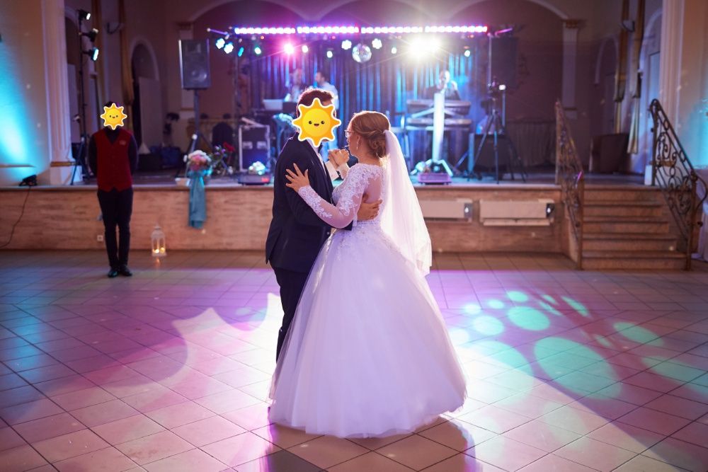 Suknia ślubna z atrakcyjnymi plecami