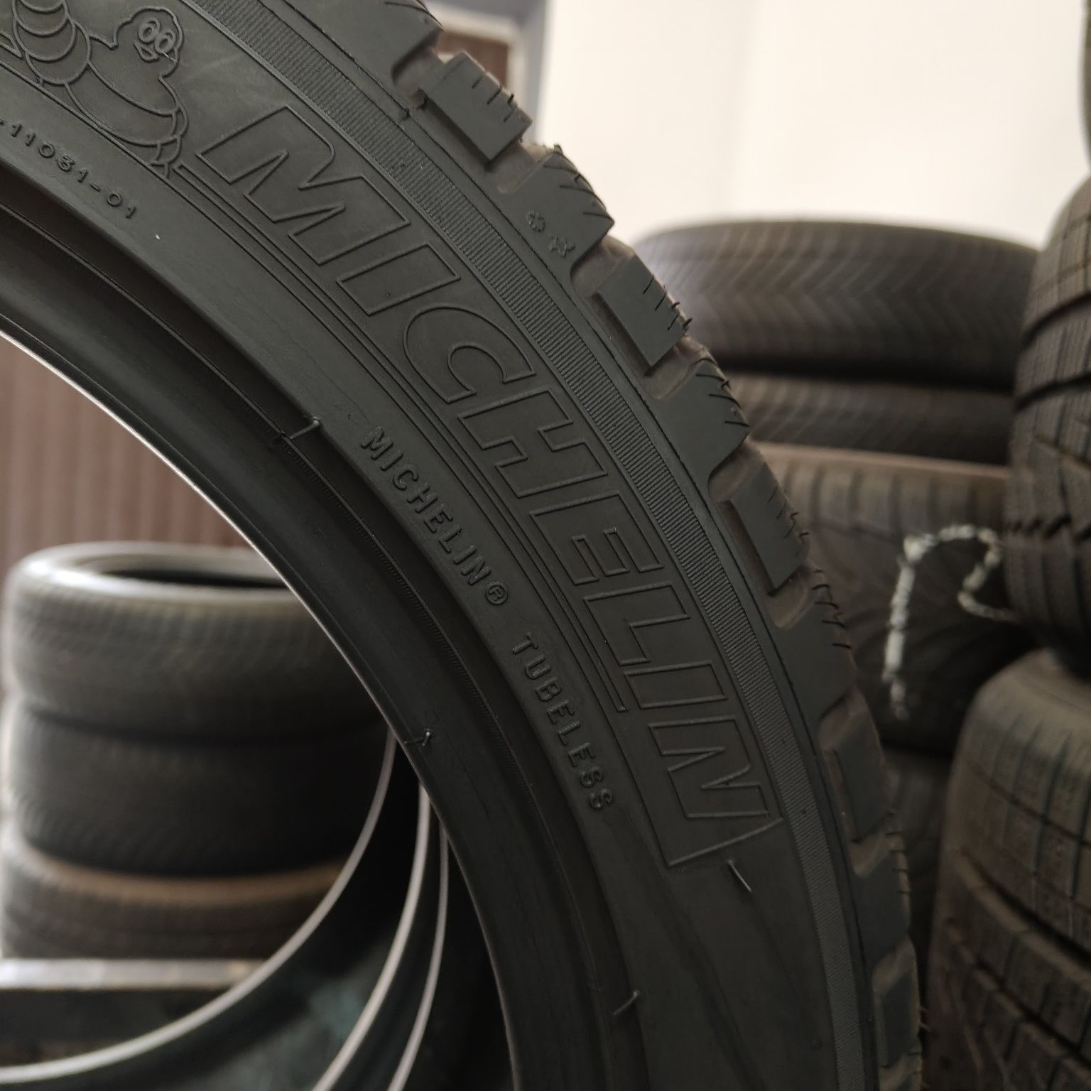 235/45/18 XL Sprzedam parę opon zimowych Michelin