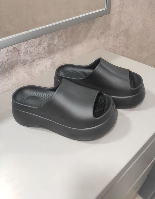 Шльопанці на масивній підошві