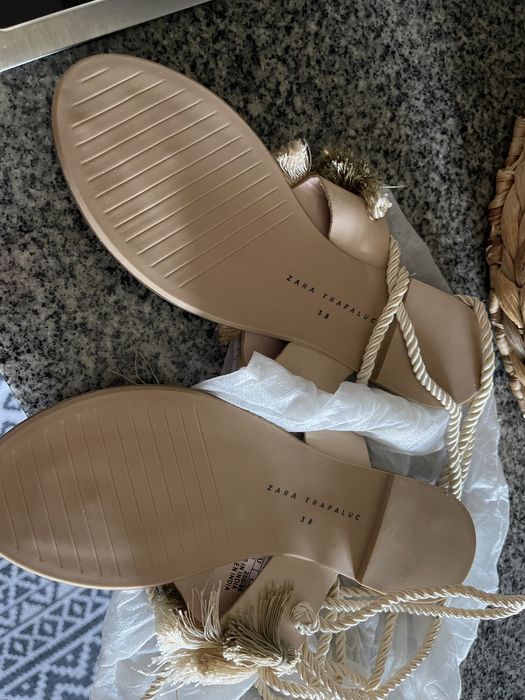 Sandalias Zara com cordao