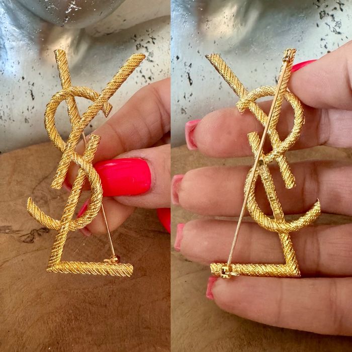 Broszka YSL złota duża litery frezowane cc