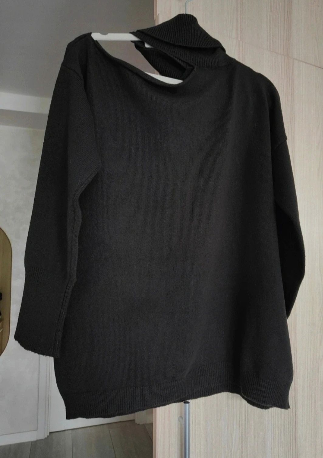 Czarny Golf z rozcięciem na ramieniu,oversize, Laurella, r. one size