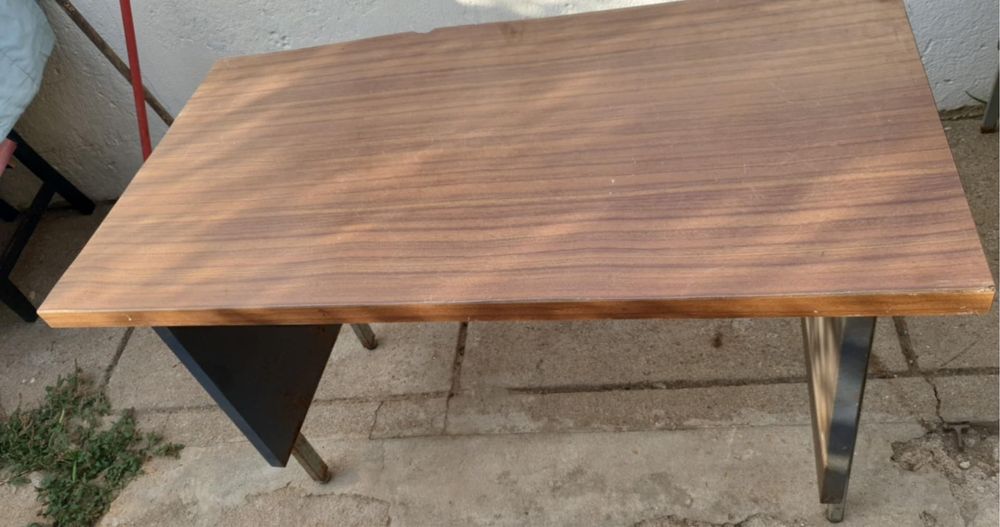 Mesa com tampo de madeira e pernas em ferro