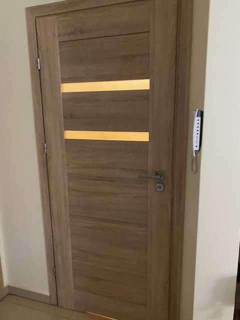 sprzedam drzwi wewnętrzne 80 cm - dąb sonoma z klamką 50 zł