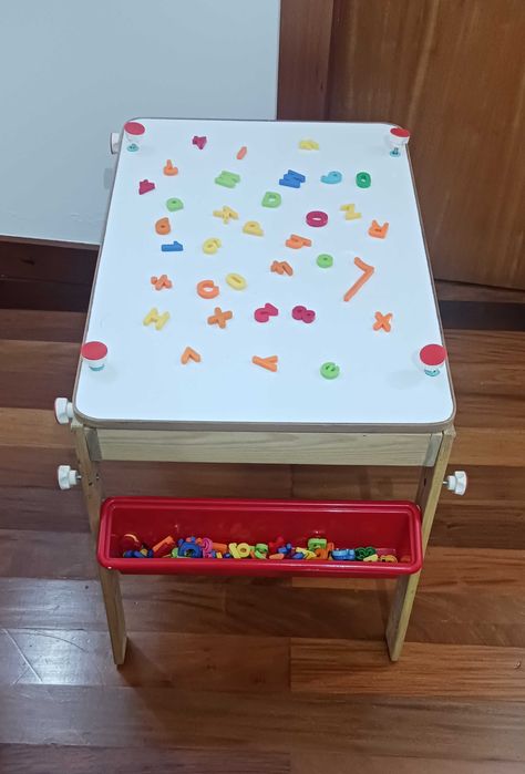 Cavalete infantil com quadro de ardósia/magnético