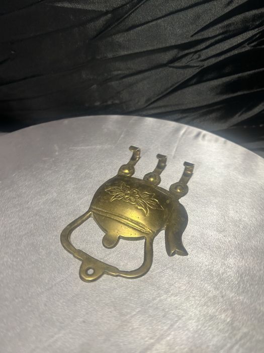 Wieszak mosiężny w kształcie czajniczka – 3 haczyki dekoracja vintage