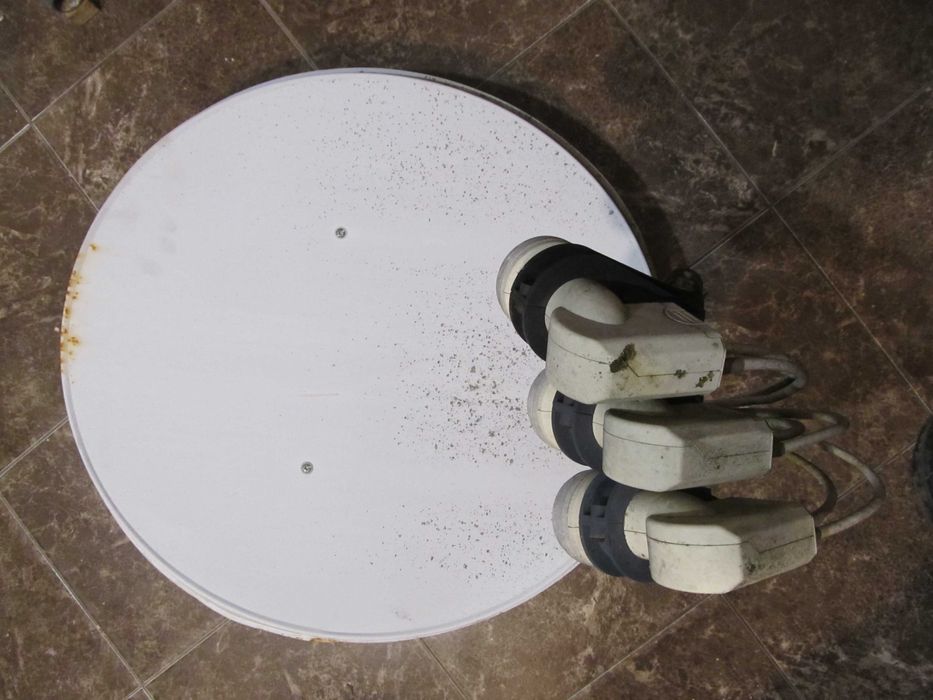 Комплект спутникового ТБ тарілка і два тюнера.