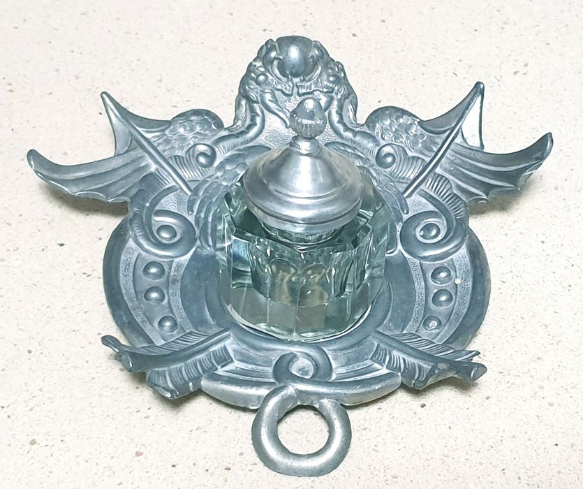 Raro antigo tinteiro em estanho com motivo de dragões