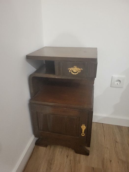 Mesinha de cabeceira antiga