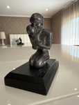 Estatueta mãe abraça filho