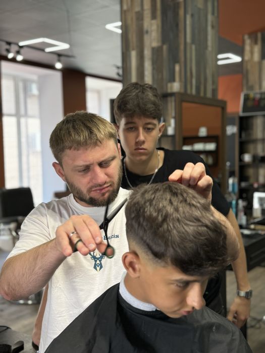 Безкоштовні стрижки, формування бороди, гоління