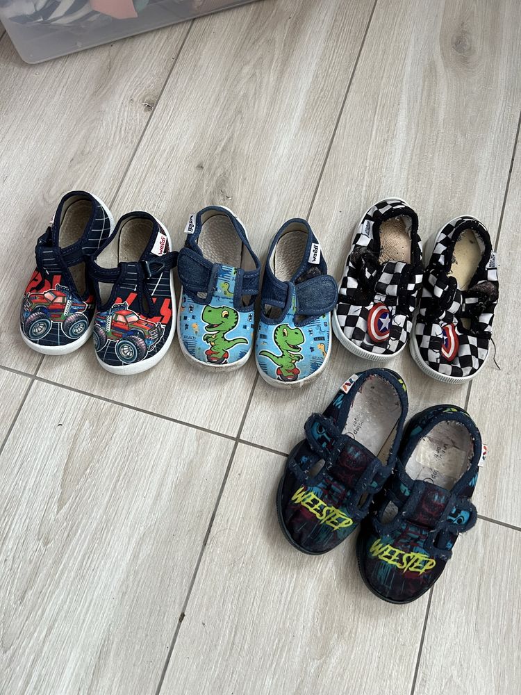 Дитяче взуття - кросівки, сапожки, сандалі, мокасини