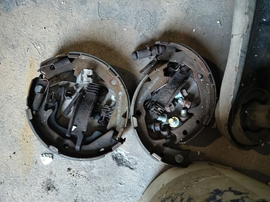 Трос та колодки ручника lancer 9