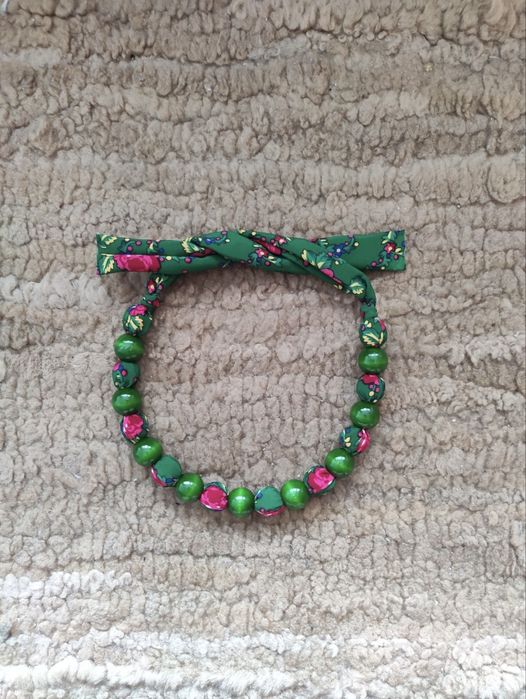 Korale góralskie przepasane chustą