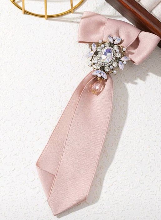 Przepiękny krawat broszka