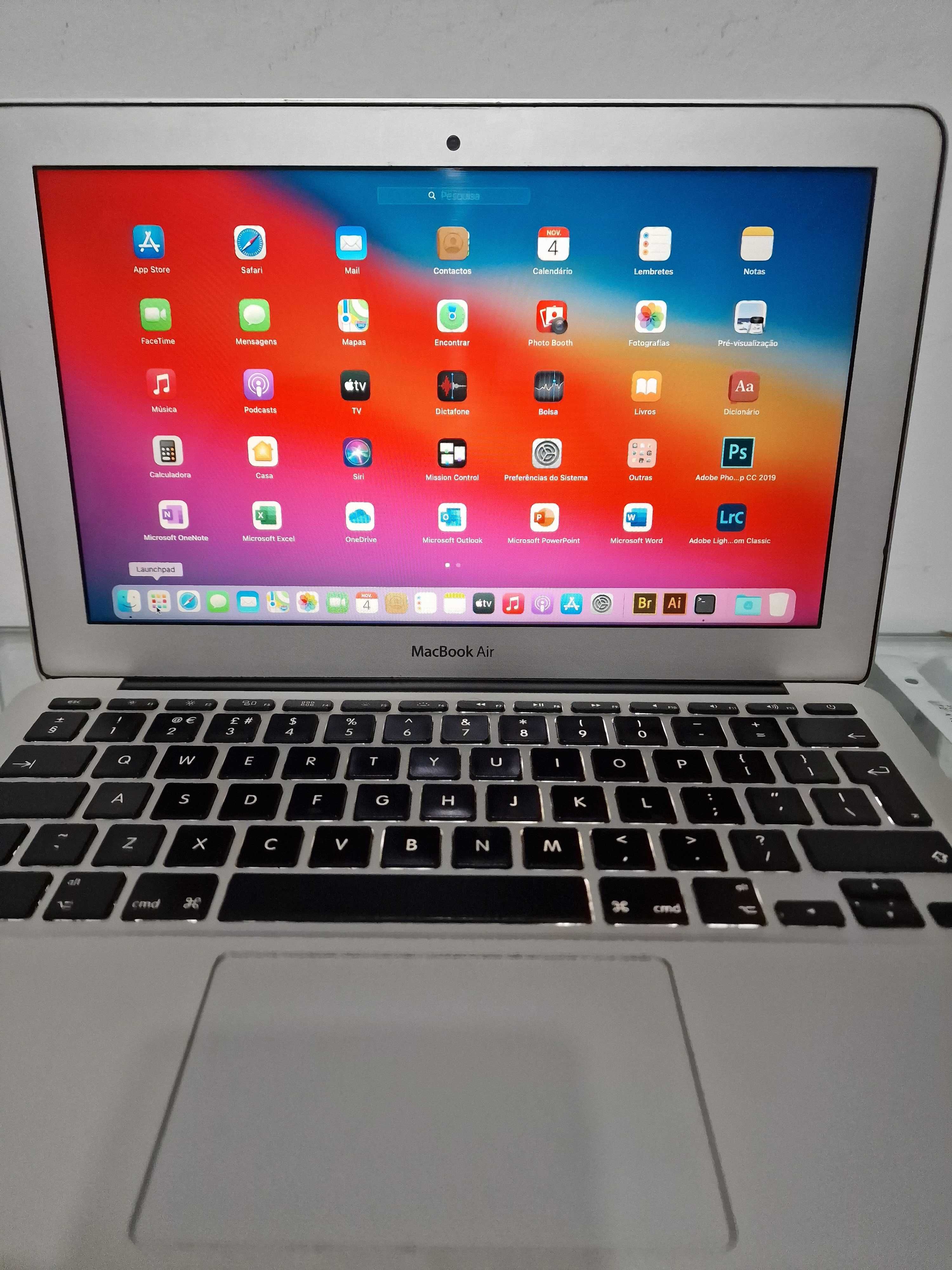 Apple MacBook Air 11 polegadas (2014 com vários programas)