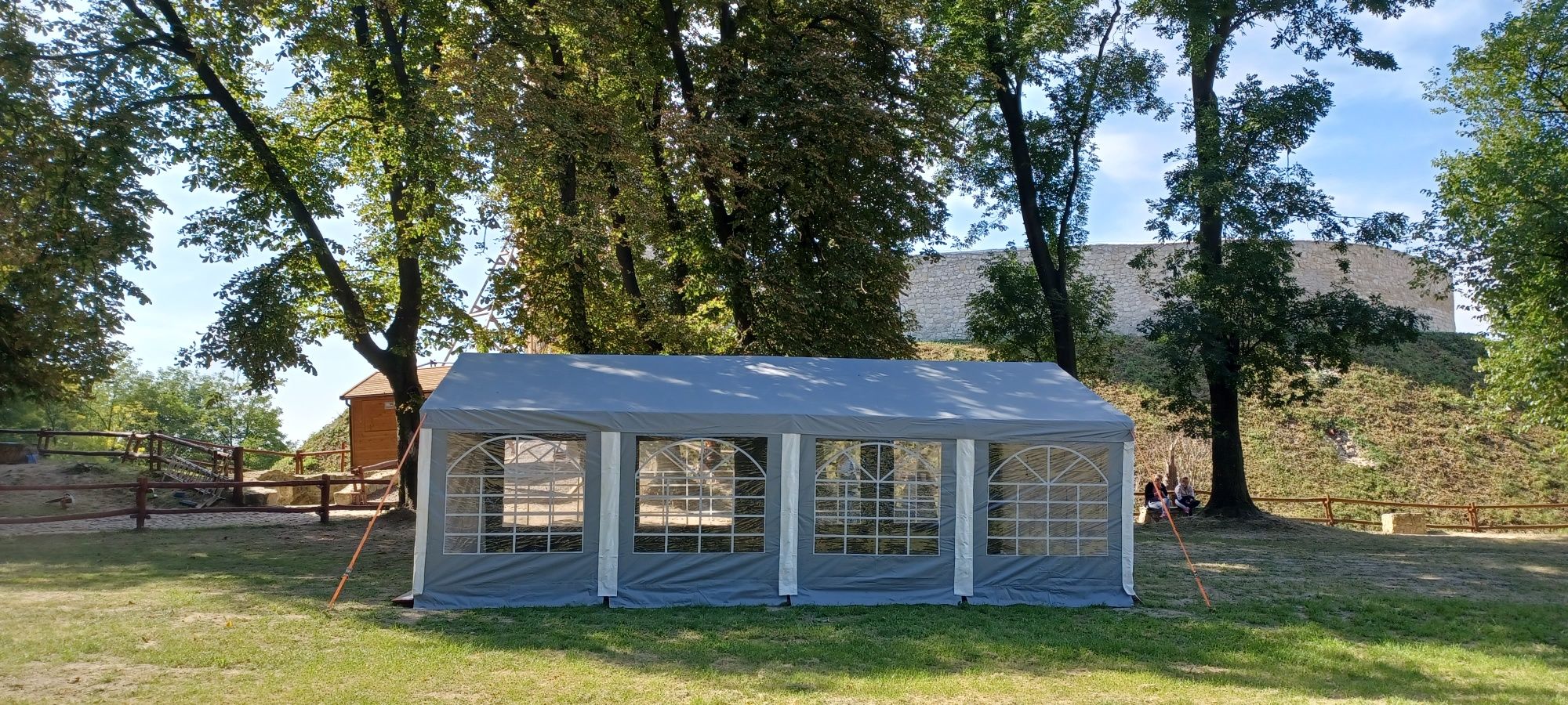 Wynajem: Parasole, namioty, garderoby, krzesła, stoły, podłogi, grill
