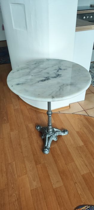Stolik z blatem z naturalnego białego  marmuru z szarym użyleniem.