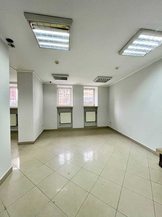 Оренда приміщення, 68,4 м², центр міста, фасадне , вул.Гузара