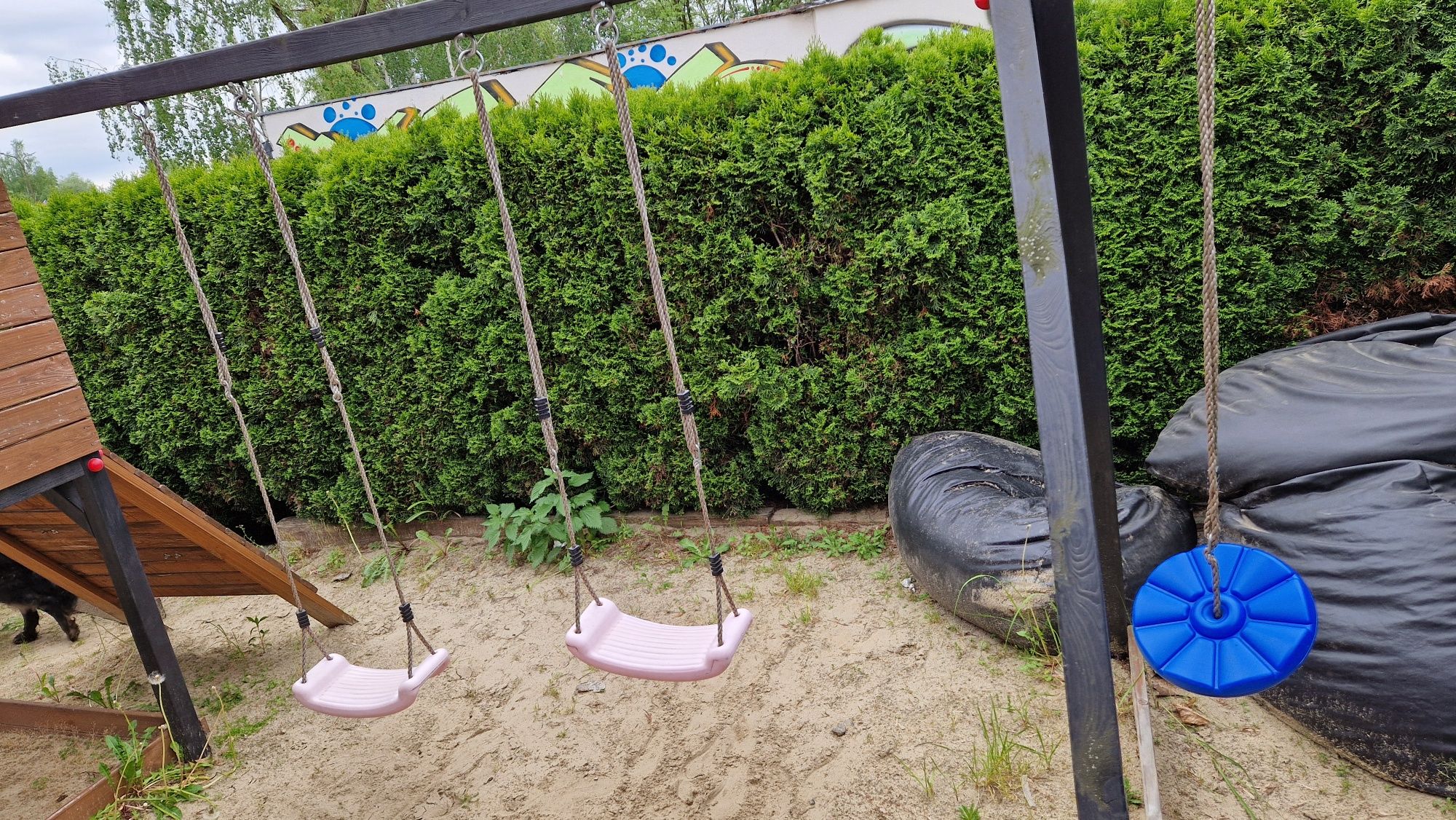 Plac zabaw zjeżdżalnia huśtawki ścianka wspinaczkowa