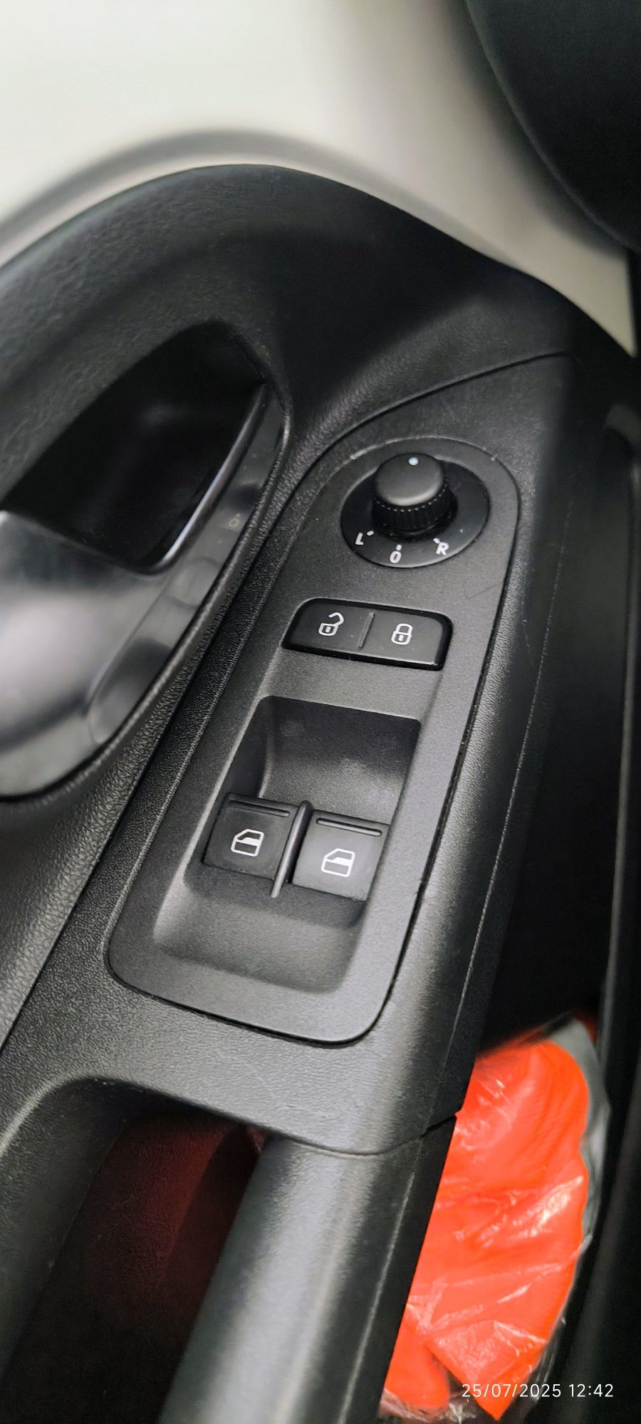 Volkswagen Cross UP