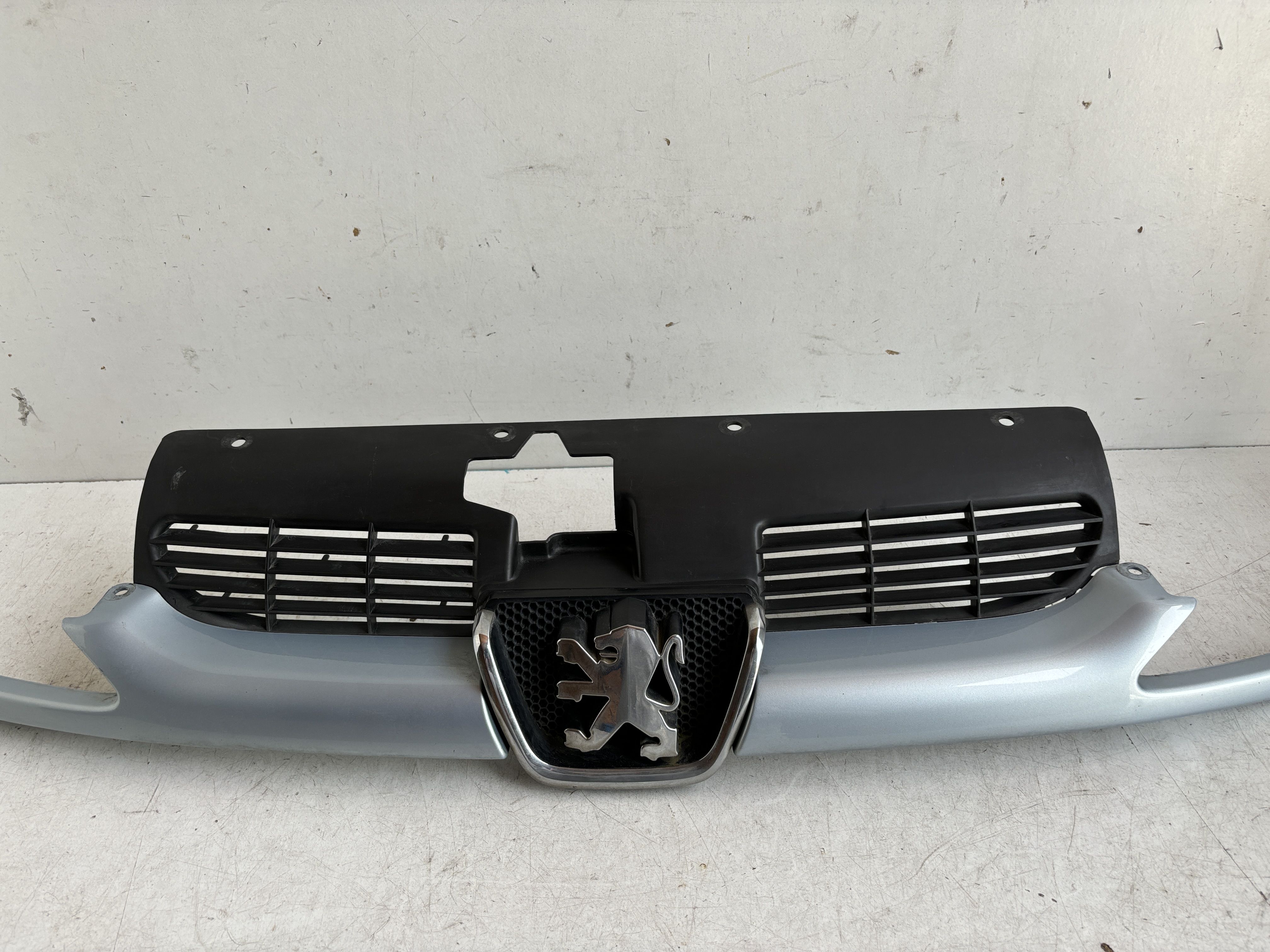 Grill atrapa Peugeot 206 EYLC 99-09