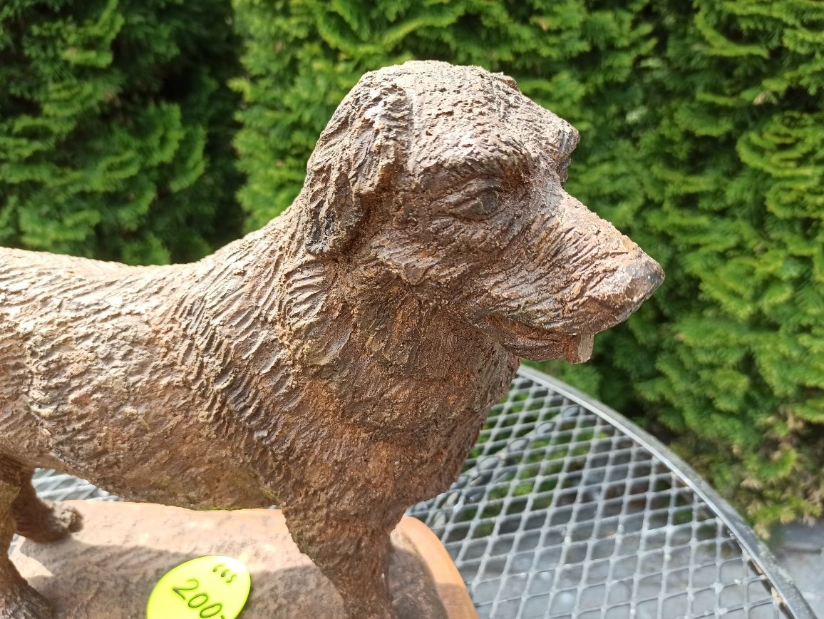 Figurka, rzeźba psa na drewnianej podstawie