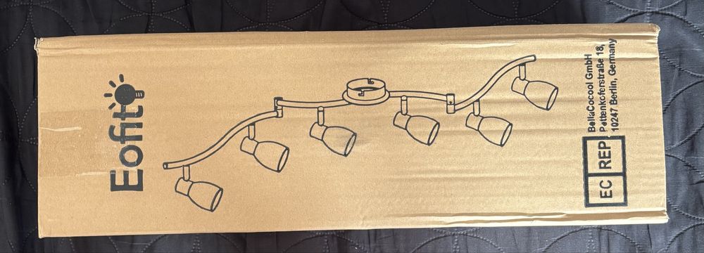 Lampa sufitowa z 6 żarówkami.